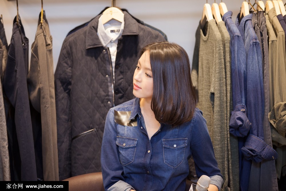 张梓琳牛仔风尚演绎摩登都市格调 张梓琳结束拍摄悠然离去,牛仔背影融入都市街景宛如时尚电影定格